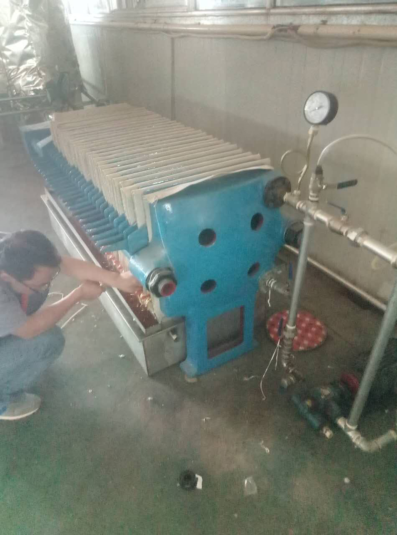 花生油過濾現場(圖1)